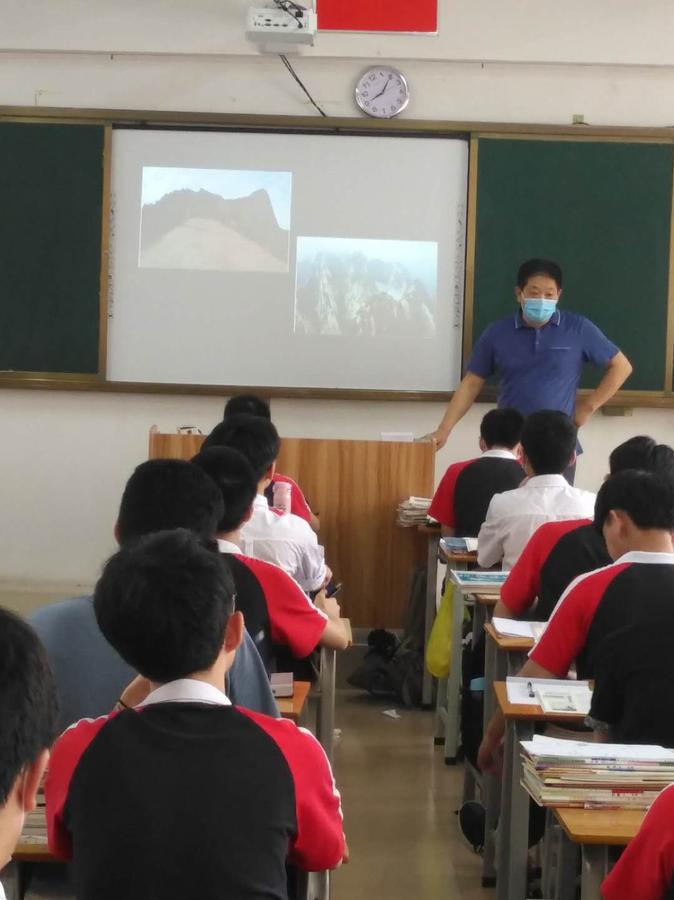 公开课是由高一年级老师杜彦超老师在高一(1)班进行的《空间几何体的