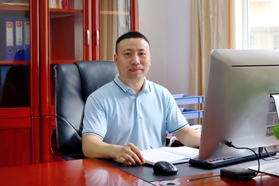 李军胜副校长：小学语文高级教师，惠州市优秀德育工作者，有多年大型民办学校管理工作经验。