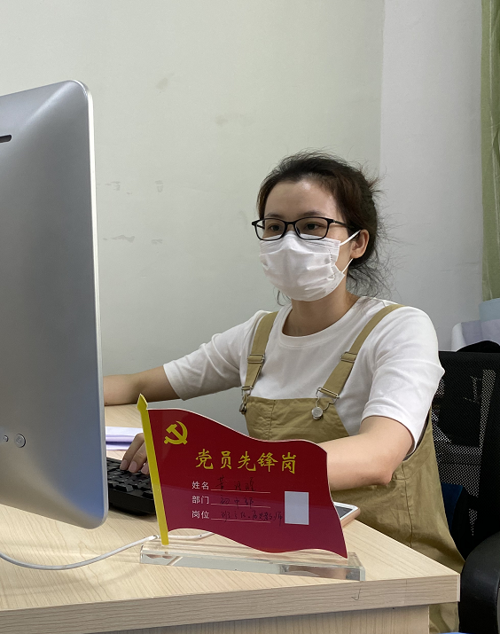 黄语暄.png
