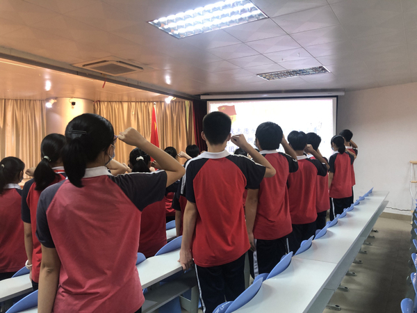 让青春为祖国绽放惠州一中实验学校举办新团员入团宣誓仪式